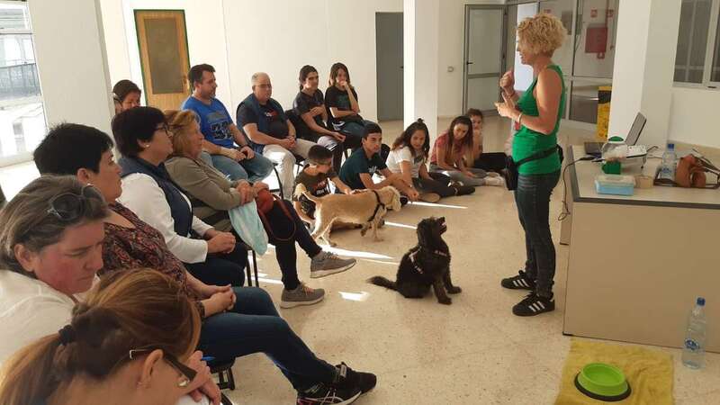 El taller de comunicación canina se desarrolló este pasado miércoles en la antigua Gerencia de Jinámar (Foto TA)